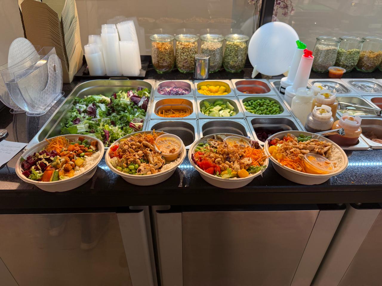 Frische Bowls bereit für Bestellung und Genuss