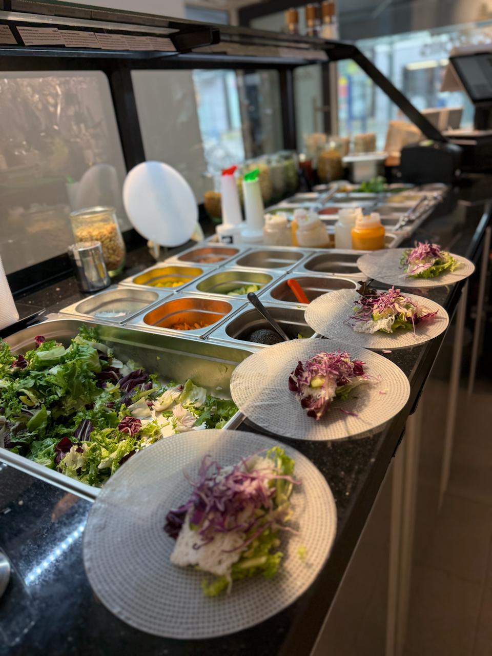 Frische Zutaten werden für Salate und Bowls vorbereitet